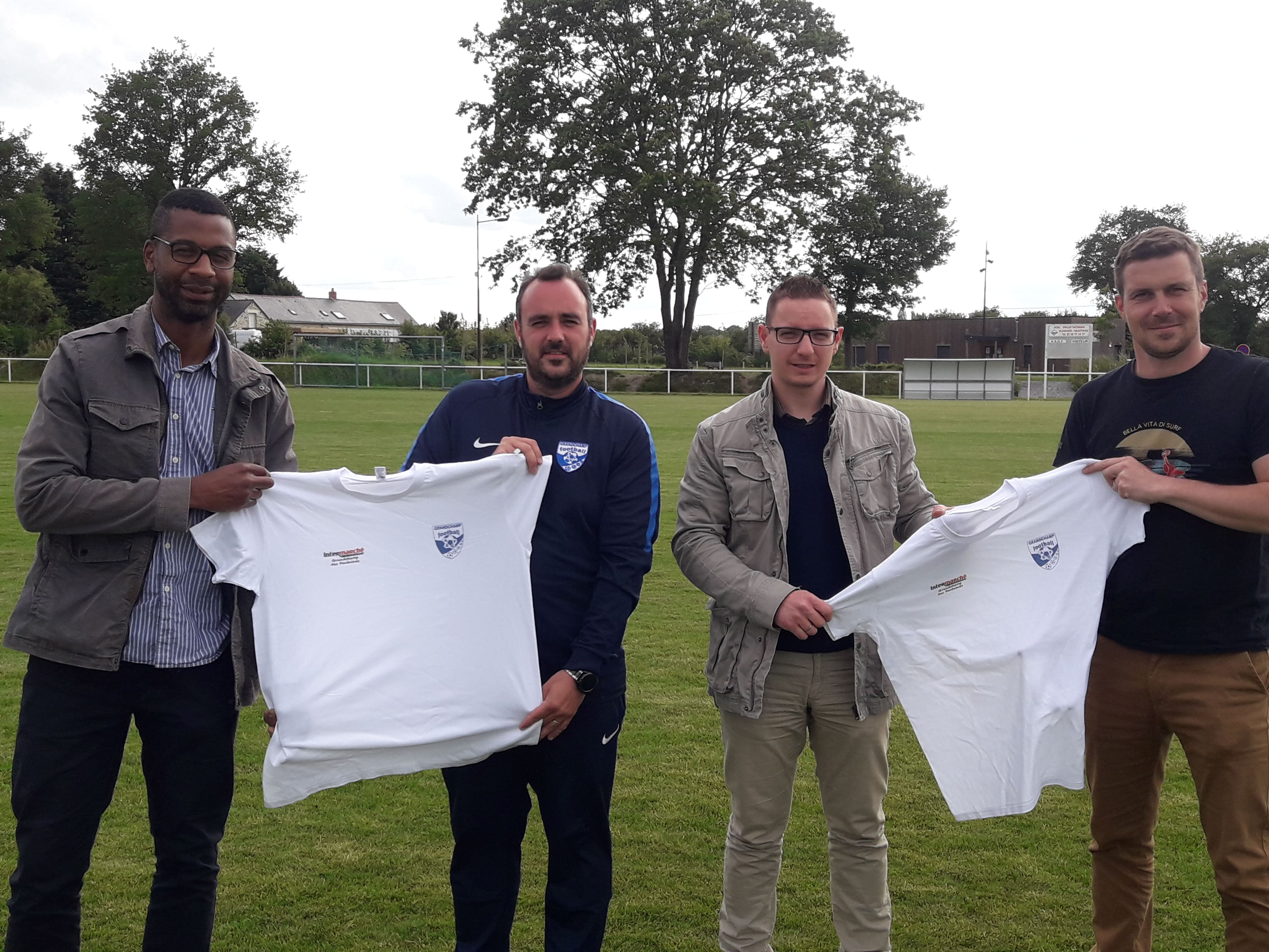 Remise des tee-shirts par notre nouveau sponsor